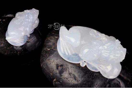 “冰清玉洁”大概说的就是这种感觉吧！这位金蟾的主人，让我无限联想起精致的知性女子。