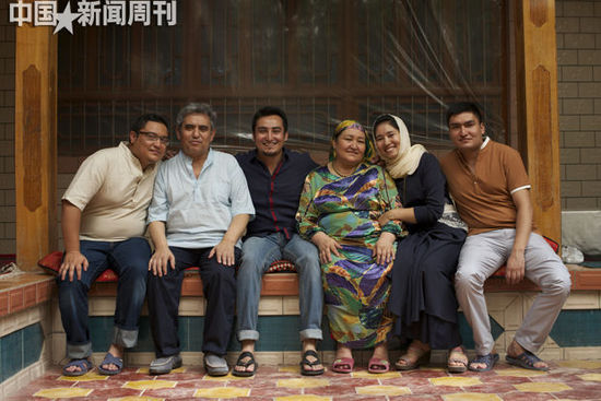 2014年7月29日，古尔邦节当天，（从左至右）三弟亚库普江，父亲阿布都赛买提，库尔班江，母亲阿提开，妹妹布威阿依夏木，四弟如则麦麦提。图/作者提供