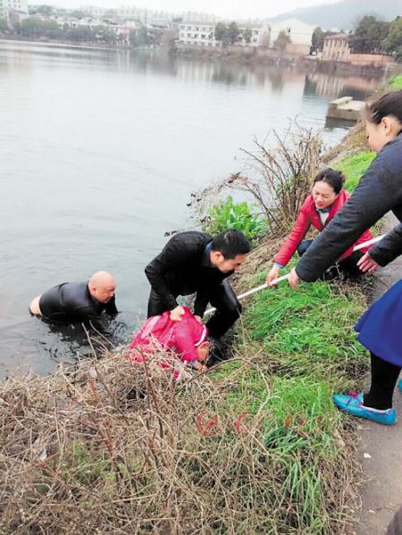 上岸 在众人的帮助下，段江华把小女孩救上了岸。