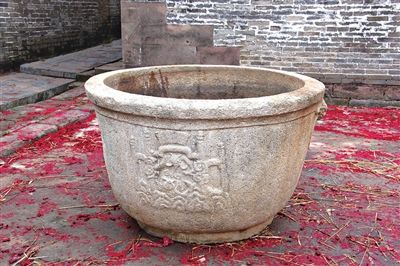 被盗的石雕鱼缸