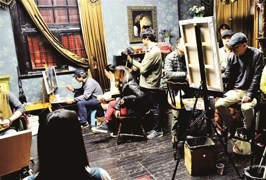 图为：冷军油画作品《蒙娜丽莎—关于微笑的设计》局部