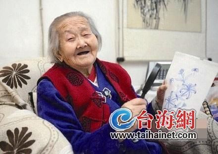 百岁奶奶自学绘画20年 作画时需用放大镜
