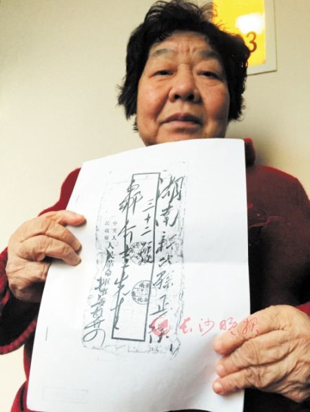 邹娟娟展示毛主席写给父亲的亲笔信（复印件）。信封上写着其父邹介圭的名字。 均为 李卓 摄