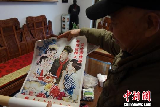 3月5日，是“学雷锋纪念日”，广西柳州年过七旬的郑廷汉展出自己52年来收藏的雷锋主题系列藏品2000余件，借此以向市民宣传雷锋精神。　黄威铭　摄