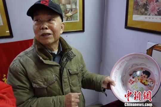 3月5日，是“学雷锋纪念日”，广西柳州年过七旬的郑廷汉展出自己52年来收藏的雷锋主题系列藏品2000余件，借此以向市民宣传雷锋精神。　黄威铭　摄