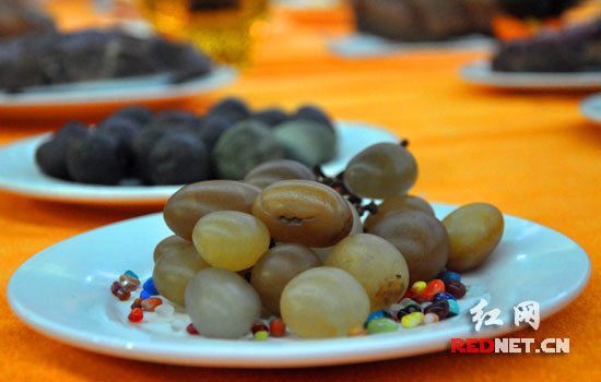 “葡萄”奇石。