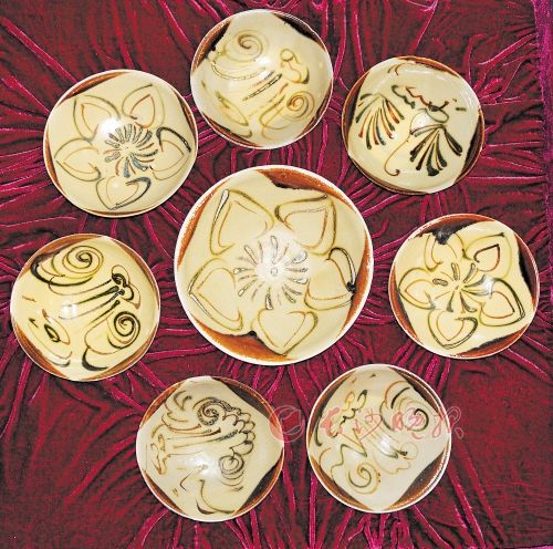 林安先生收藏的唐代“黑石号”沉船上的长沙窑——青釉褐绿彩花卉纹碗。