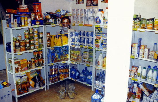 在甘巴的作品中，模特可“消失”在超市货架或闪光的跑车前。（网页截图）