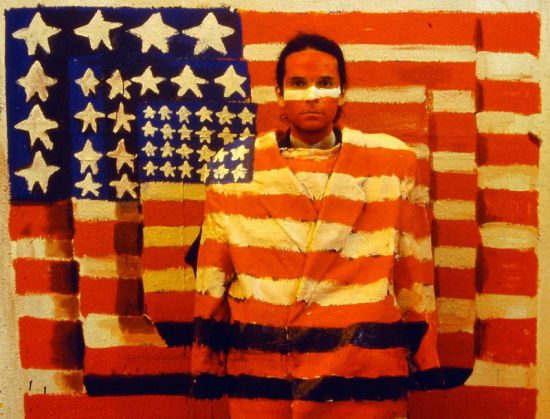 甘巴可以让模特“徘徊”在他选中的物体前面，包括这面美国国旗。(网页截图)