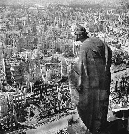 　　《盟军空袭后的德累斯顿》(理查德·彼得摄，1945年)