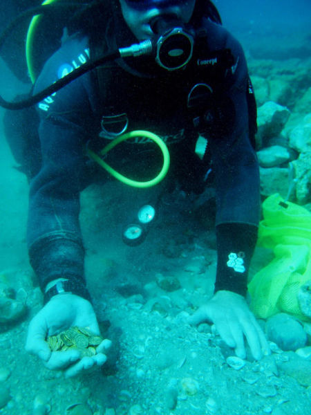 以色列在地中海沿岸发现2000枚10世纪古金币