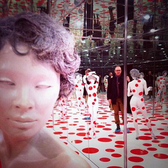 网友在艺术馆留下的个性“自拍”照