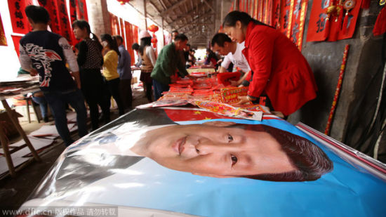 2月17日，广西玉林，兴业县城隍镇，民众在选购年画。
