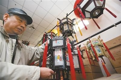 2月17日，翟玉良经理展示制作完成的宫灯。