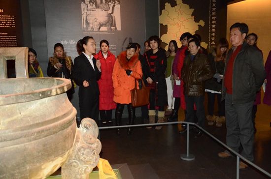 汪袁媛在为观众讲解楚大鼎