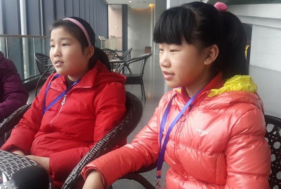 小志愿者讲解员李雨凝左一和叶文倩右一