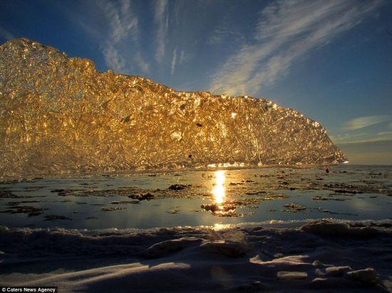 冬天的魁北克乡村，42岁的摄影师Annie Degré-Blais用镜头拍摄下了大自然形成的“冰雕”，这些难以置信的照片向人们展示了大自然的“鬼斧神工”。（网站截图）