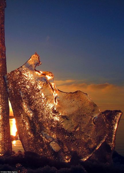 图中的这张Annie Degré-Blais的镜头捕捉到的“冰雕”在日落时分折射出金色的光芒，美不胜收。(网站截图)