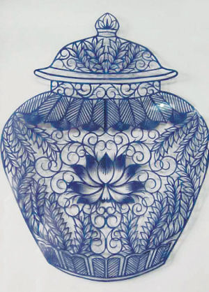 刘卓的青花瓷剪纸作品。  