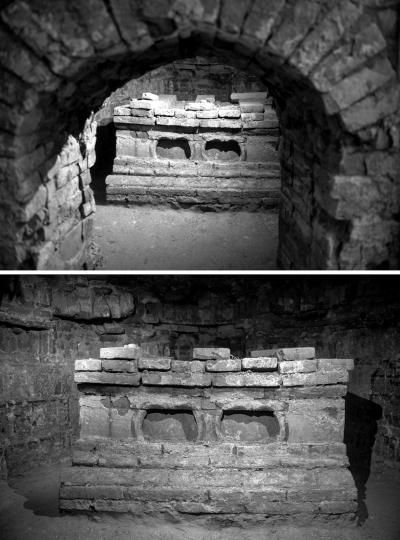 大兴新发现的一座辽金时期墓葬的入口(上)和棺床(下)。新华社发