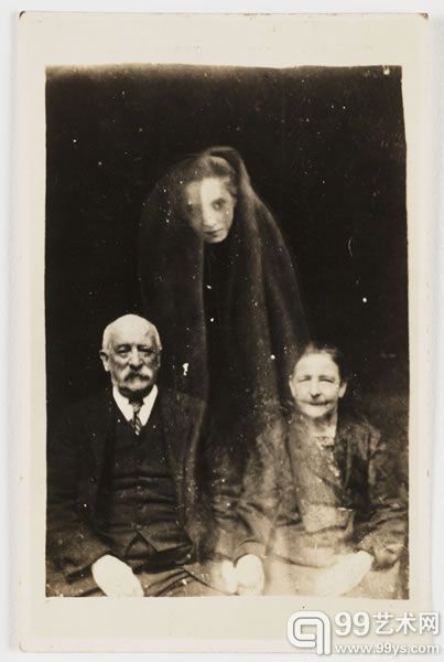 　　老夫妇和一个年轻女鬼，c.1920(威廉·霍普/国家媒体博物馆收藏)
