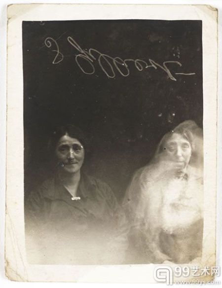 　　照片右边女人身上出现了一张年轻女子的脸，c.1920.照片背面写着：“为什么这个孩子总是要挤到前面？”和“我们能从神灵那里得到信息么？”(威廉·霍普，国家媒体博物馆收藏)