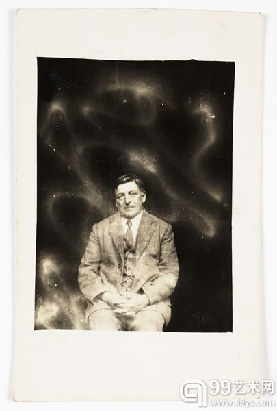 　　“被鬼魂包围的男人”，c.1920(威廉·霍普，国家媒体博物馆收藏)