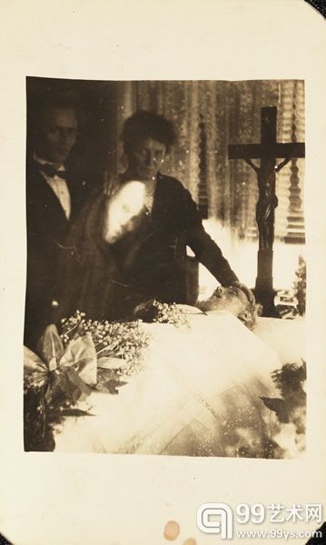 　　殡仪馆内，一个站在丈夫尸体旁，为他哀悼的女人，c.1920.(威廉·霍普，国家媒体博物馆收藏)