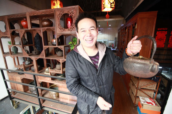 周海明在展示收藏的日本铁壶。