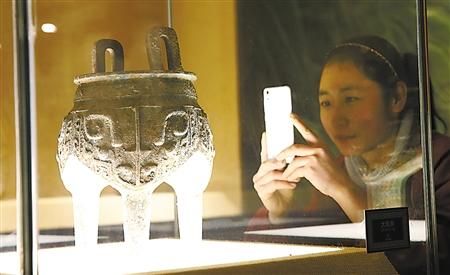 市民用手机拍摄博物馆里的火锅藏品