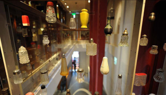 博物馆中展示的各式盐瓶
