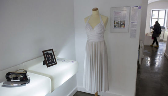 女捐赠者捐赠时说道：“我曾经用这熨斗熨我的婚纱，除了它什么也没留下”。