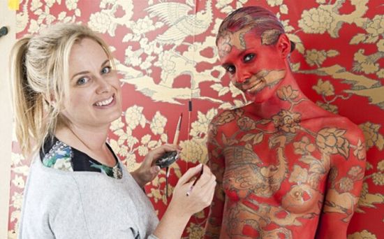 人体彩绘艺术新高度：艾玛·哈克人体壁画