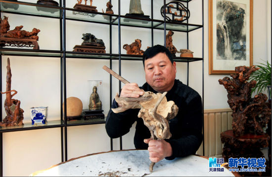 陈桐从小痴迷根雕艺术，除做根雕家具产品外，精美的根雕艺术作品多达2000多件。