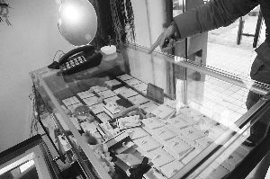 展品陈列柜中珠宝基本上被偷走