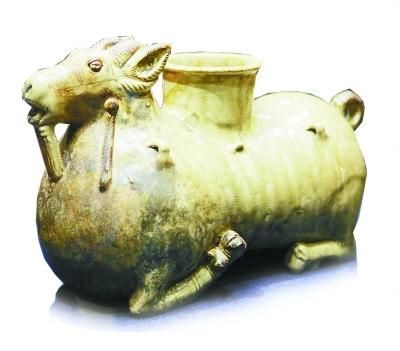 隋代的青釉山羊瓷尊。本报记者 冯芃摄