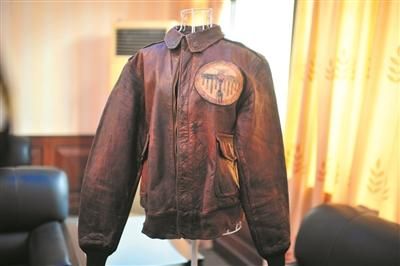 飞行员的皮衣。 记者 邵丹 摄