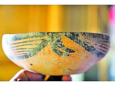 马家窑遗址出土的彩陶器皿残片 资料图片