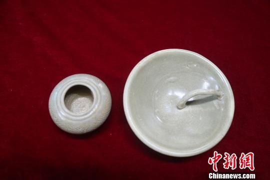 叶瑞辉此次捐献的一件是西晋越窑青釉水盂、另一件是唐代越窑青釉油灯盏　冒韪　摄