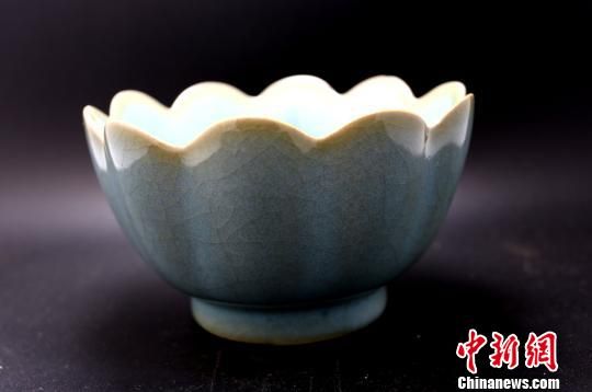 1月30日，河南郑州，市民金先生展示家传的一件宋代汝窑天青釉荷口注碗。　杨正华　摄
