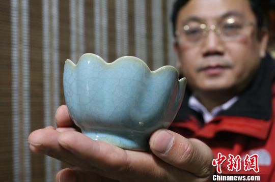    1月30日，河南郑州，市民金先生展示家传的一件宋代汝窑天青釉荷口注碗。　杨正华　摄