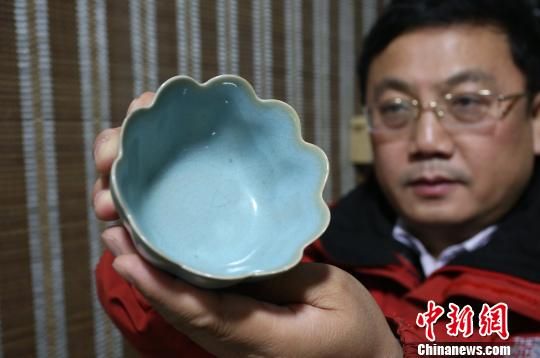   1月30日，河南郑州，市民金先生展示家传的一件宋代汝窑天青釉荷口注碗。　杨正华　摄