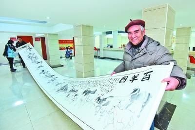 江先孝在展示新作《百羊图》。见习记者 周迪 摄