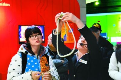 中央工艺美院附中团委日前组织学生参观了朝阳区公共安全馆。同学们通过参观和体验，纠正了一些由思维定势造成的避险错误，提高了在危险环境下自防自救的能力，增强了公共安全意识，为度过一个安全、快乐的寒假上了重