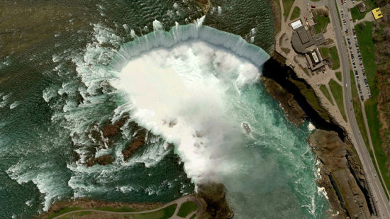 　　美国加拿大边境的尼亚加拉大瀑布