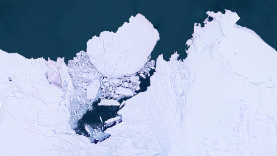 　　南极洲马利伯德地阿蒙森海，崩塌的西南极洲冰原