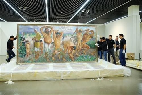 徐悲鸿的油画《愚公移山》是“大师与大师——徐悲鸿与法国学院大家作品联展”首件开箱作品，开箱需多位工作人员齐心协力完成。