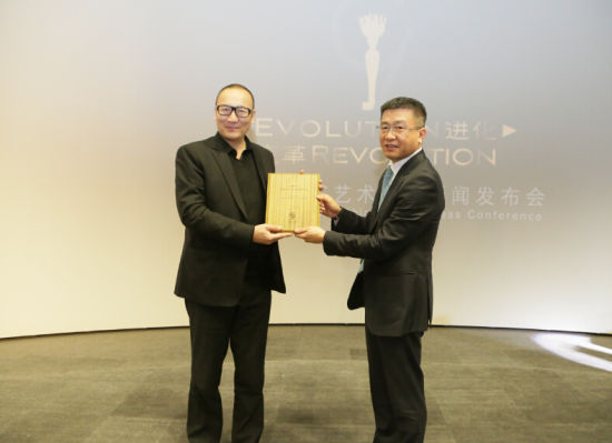 AAC艺术中国理事会主席万捷授予朱青生第九届AAC艺术中国评委会主席证书
