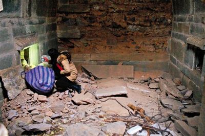 昨日，记者在疑为辽金时期的古墓中发现棉被、饭盒等，疑为盗墓者所留。官方称此处墓葬不属于文物。新京报记者 周岗峰 摄