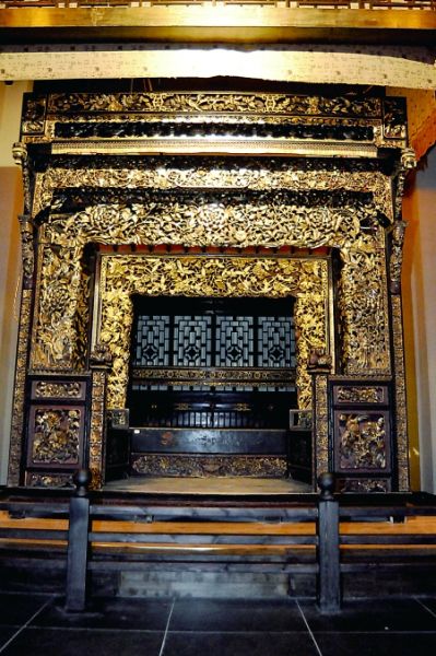 满金雕花床 　　重庆巴渝民俗博物馆镇馆之宝，渝派木雕家具的代表作，被誉为“中国第一床”。